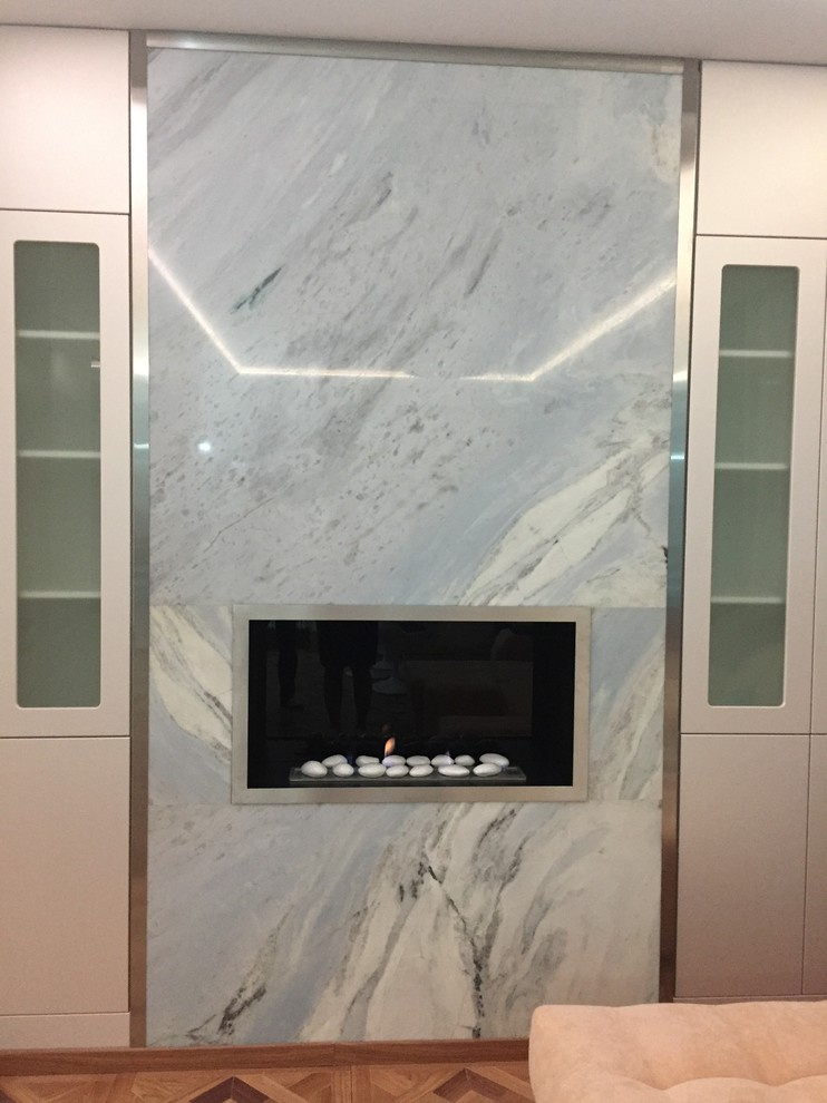 Биокамин в светящемся пилоне из оникса