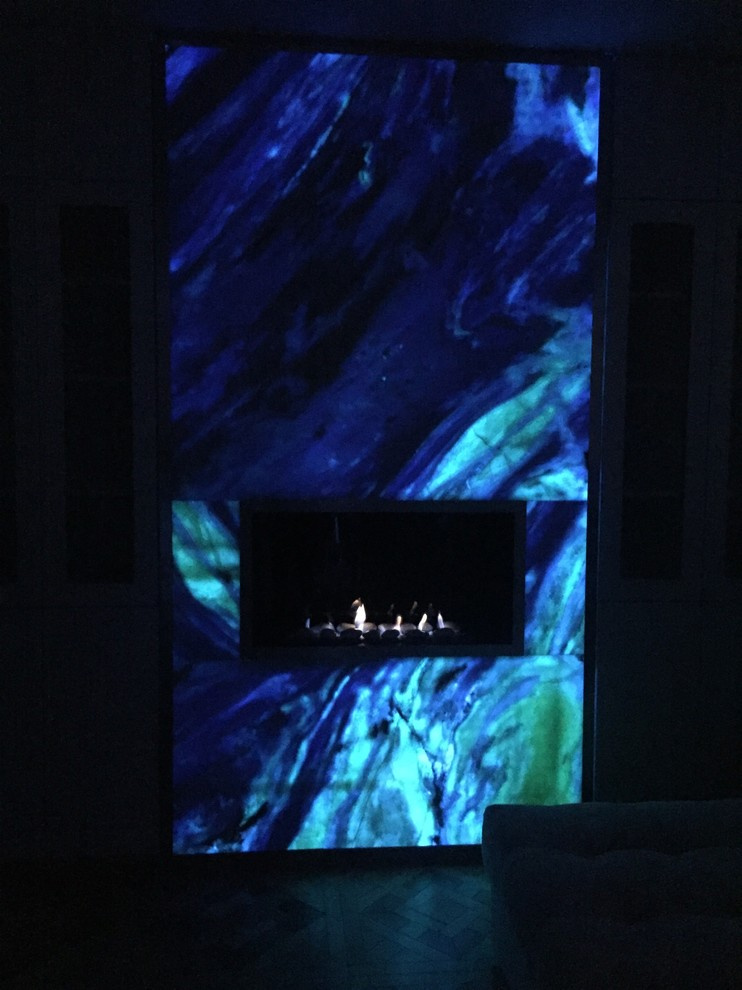 Биокамин в светящемся пилоне из оникса