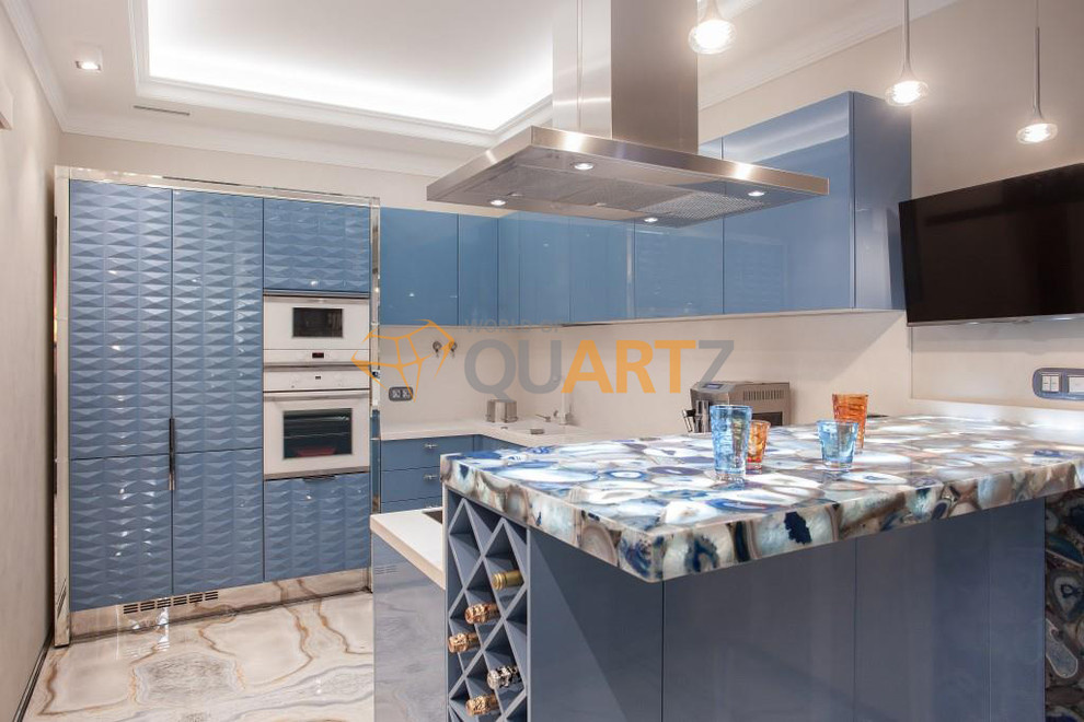 Столешница на кухню из полудрагоценного кварцевого камня.