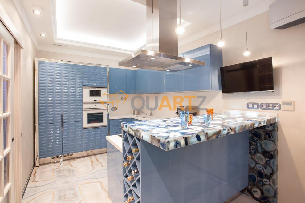 Столешница на кухню из полудрагоценного кварцевого камня.