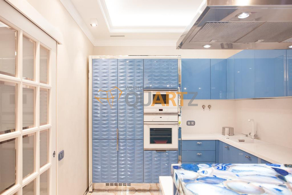 Столешница на кухню из полудрагоценного кварцевого камня.