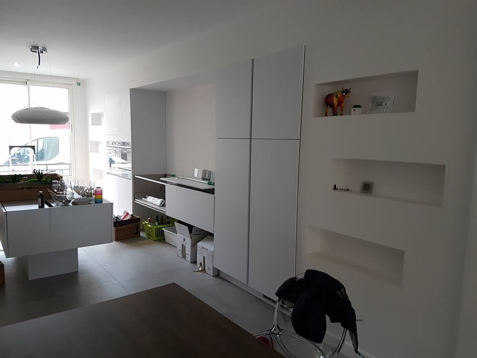 Оформление ниш с использованием стабилизированных растений и мхов.