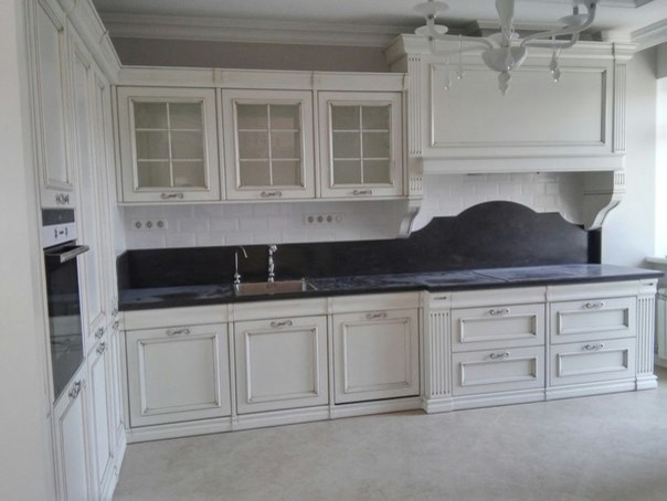 Кухня с чёрным мрамором.Массив, ясень.