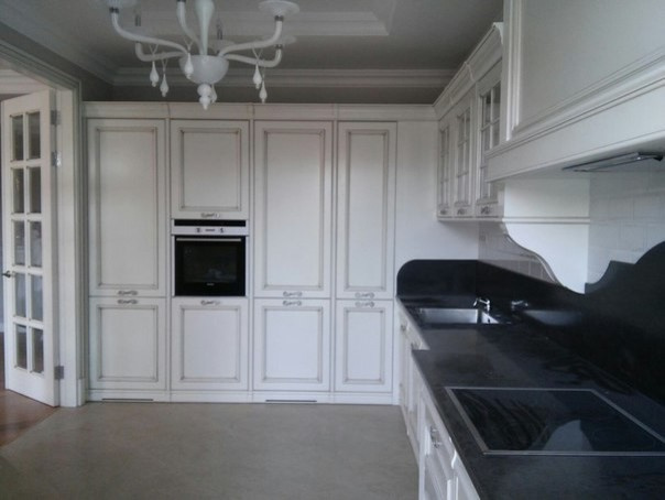 Кухня с чёрным мрамором.