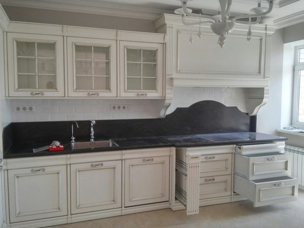 Кухня с чёрным мрамором.