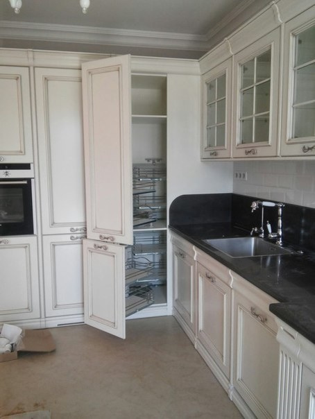 Кухня с чёрным мрамором.