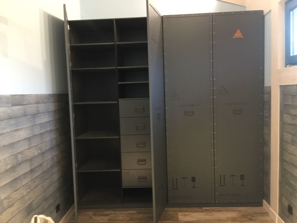 шкаф в стиле милитари для лофт мастерской