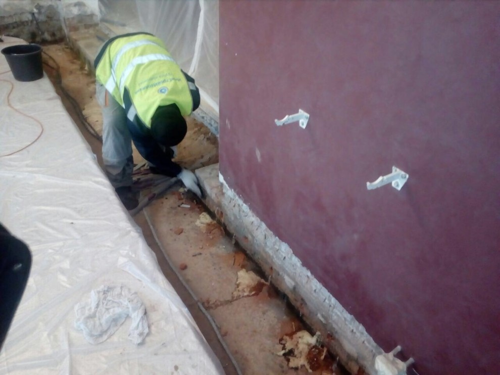 Гидроизоляция стен первого этажа и подвального помещения в частном загородном до