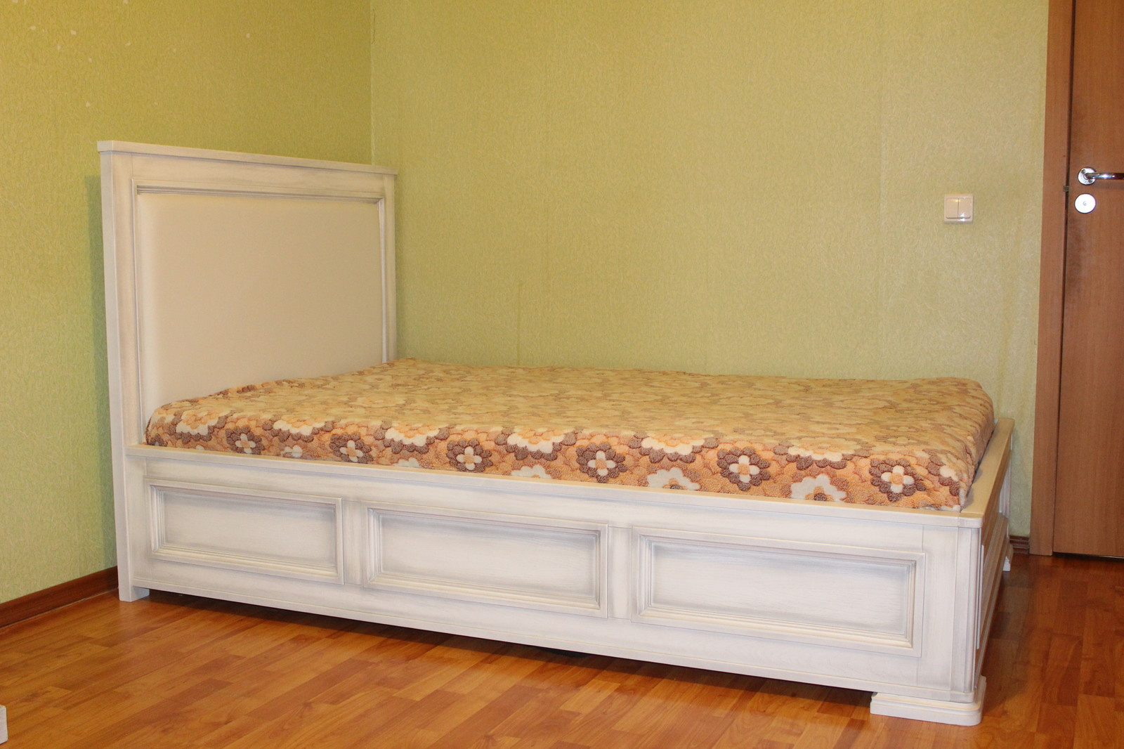 Спальные гарнитуры, кровати