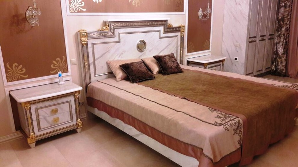 Кровати и тумбы