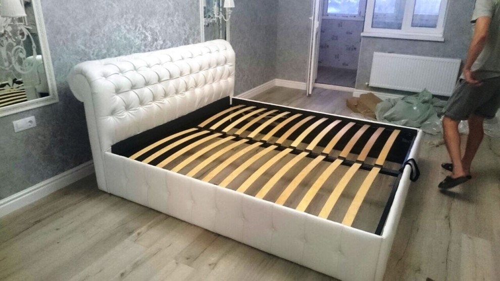 Кровати и тумбы