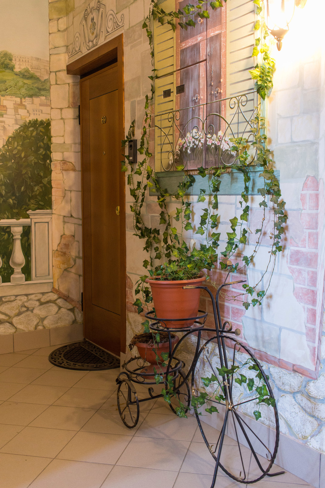 Роспись "Улицы Парижа" на лестничной площадке