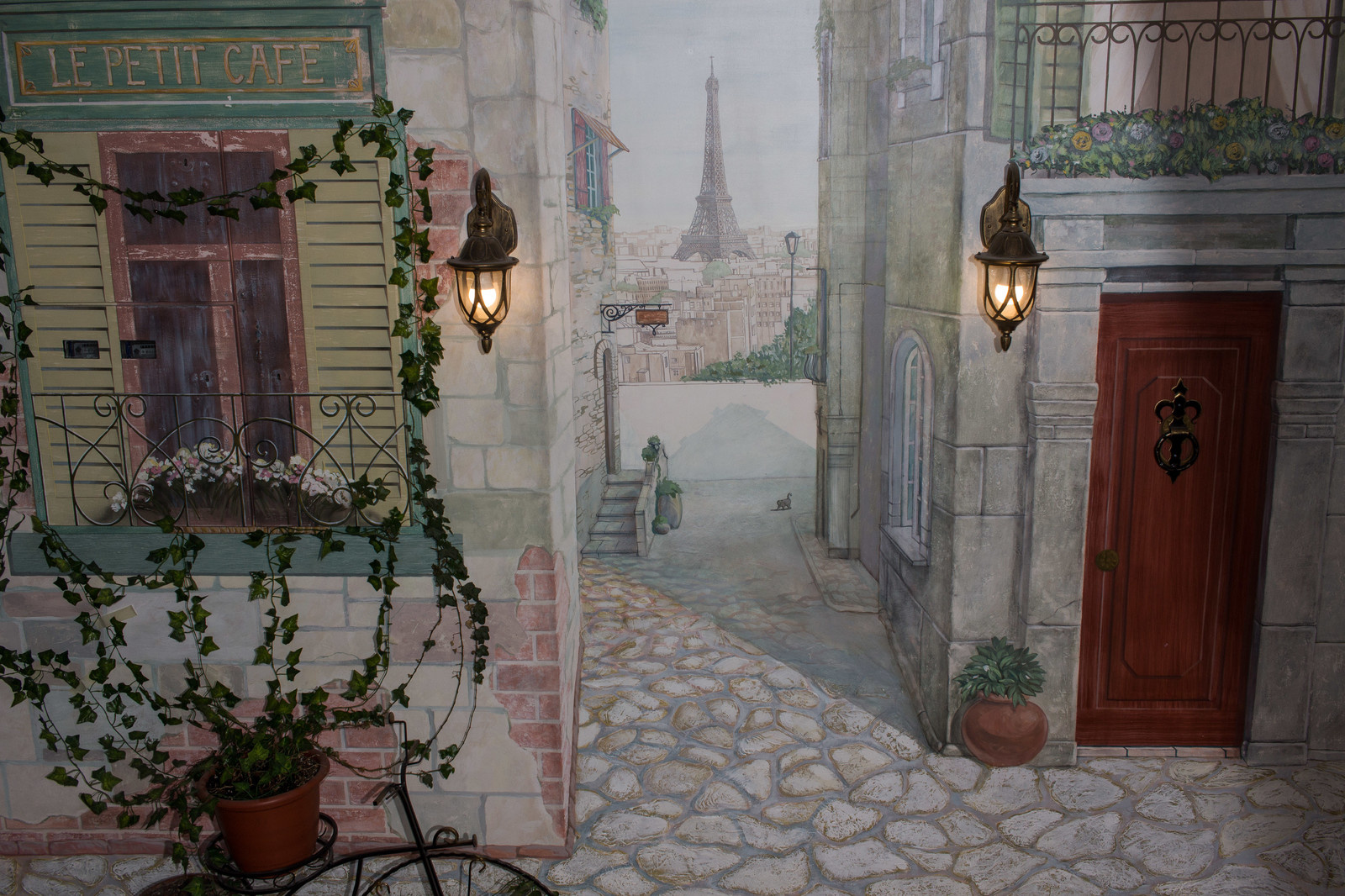 Роспись "Улицы Парижа" на лестничной площадке