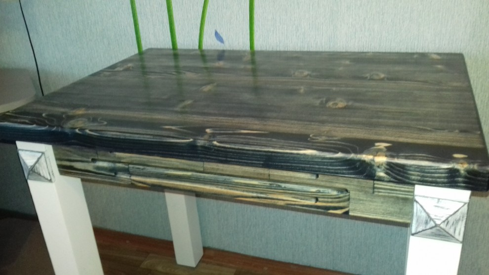 Деревянный стол.