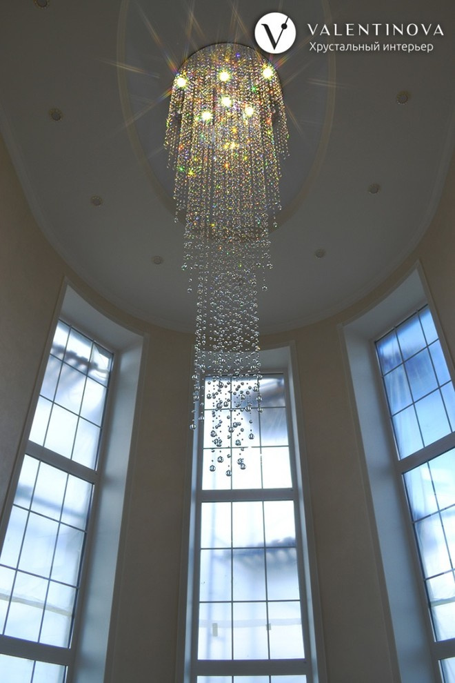 Хрустальные перегородки и люстра в едином стиле