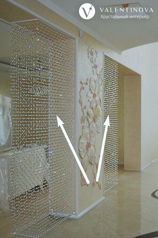 Хрустальные перегородки и люстра в едином стиле