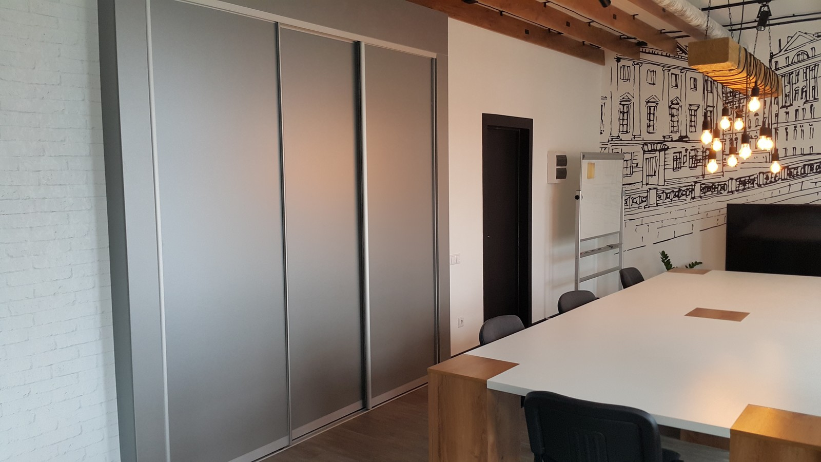 Двери DoorFabric в переговорной