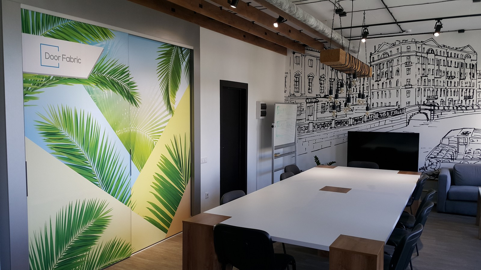 Двери DoorFabric в переговорной