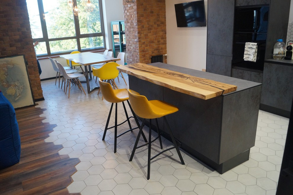 Обложка проекта: Дерево в иньерьере кухни