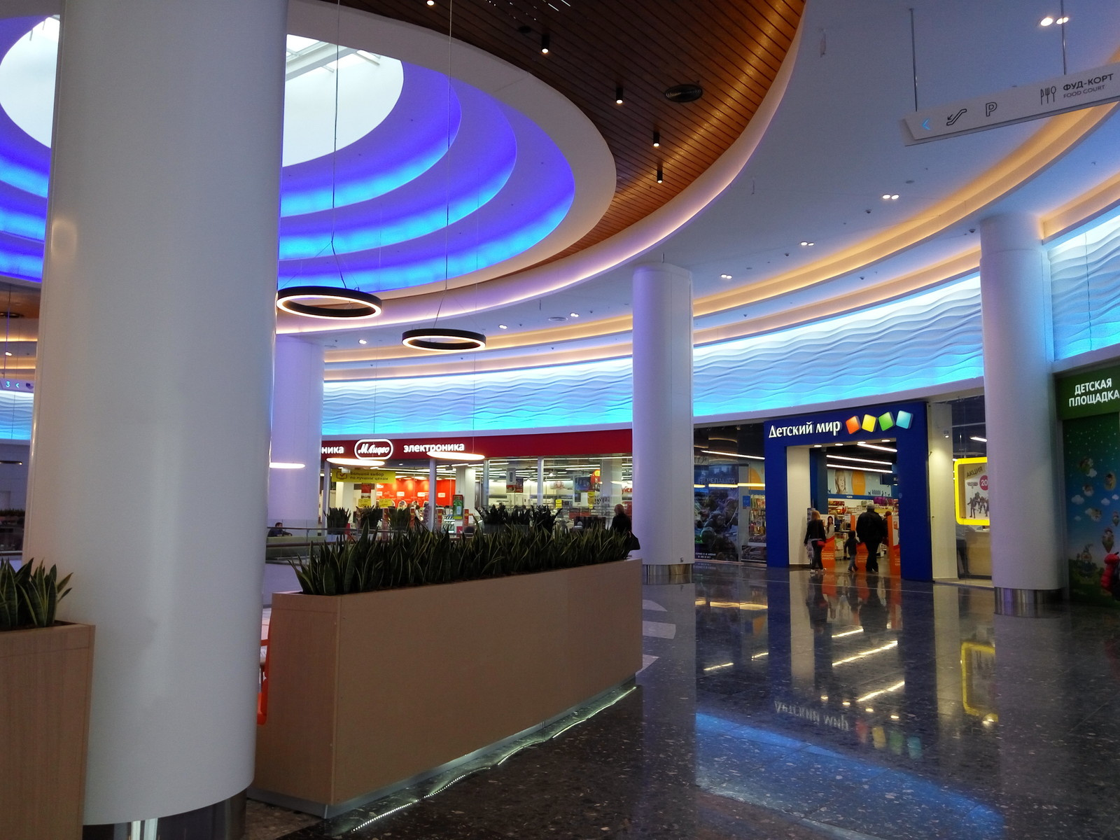 Отделка фриза панелями Duna horizontal в ТРЦ Ривьера