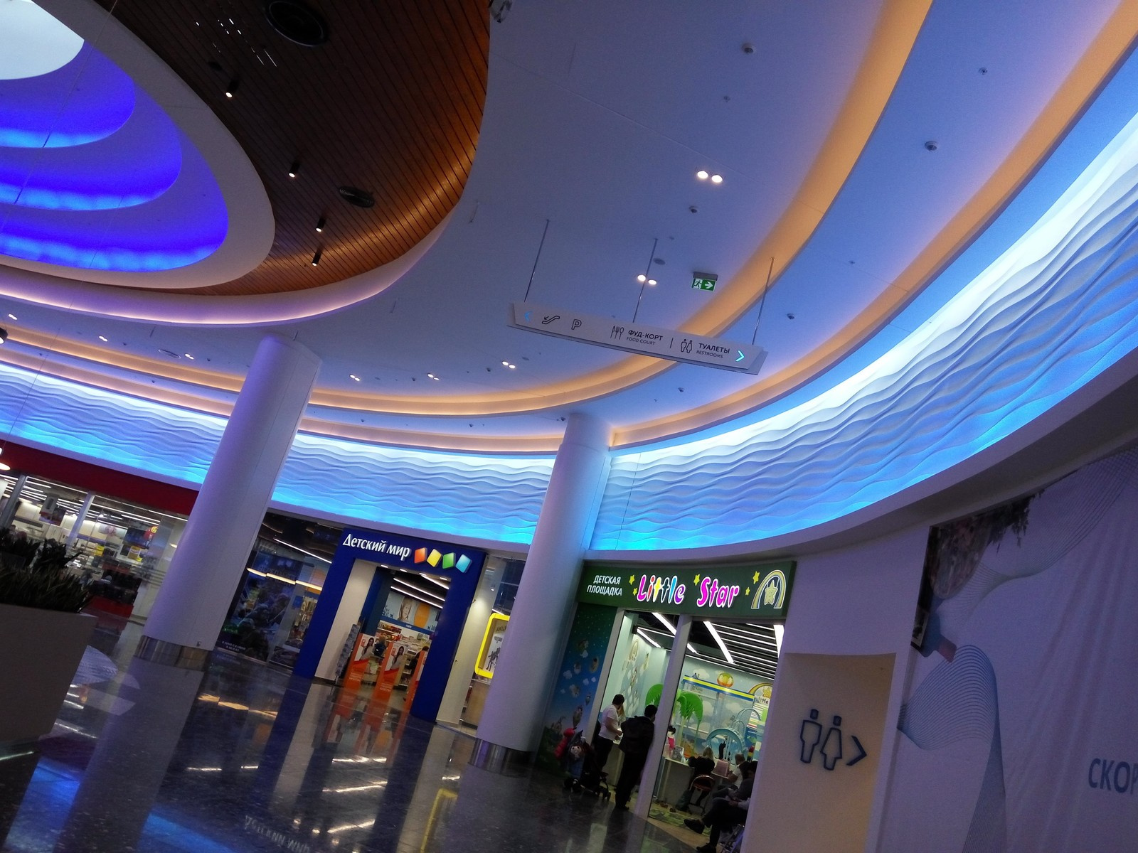 Отделка фриза панелями Duna horizontal в ТРЦ Ривьера