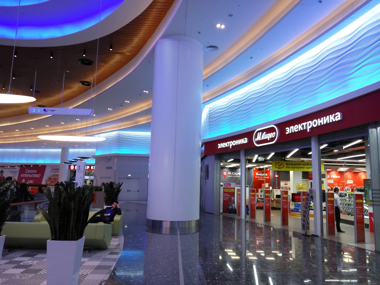 Отделка фриза панелями Duna horizontal в ТРЦ Ривьера