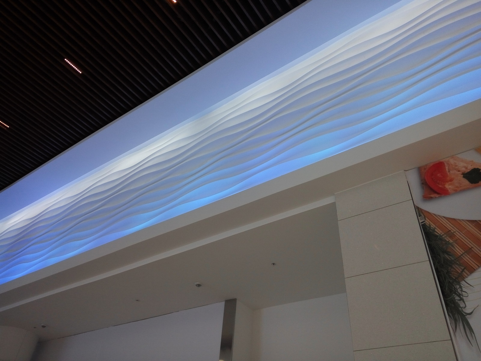 Отделка фриза панелями Duna horizontal в ТРЦ Ривьера