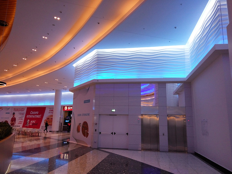 Отделка фриза панелями Duna horizontal в ТРЦ Ривьера