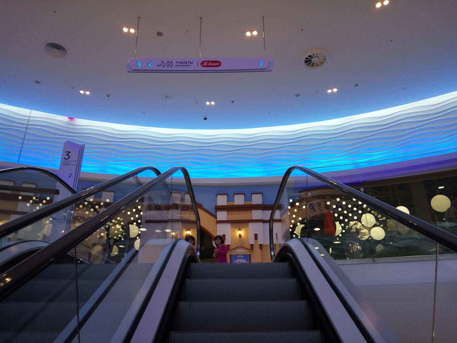 Отделка фриза панелями Duna horizontal в ТРЦ Ривьера