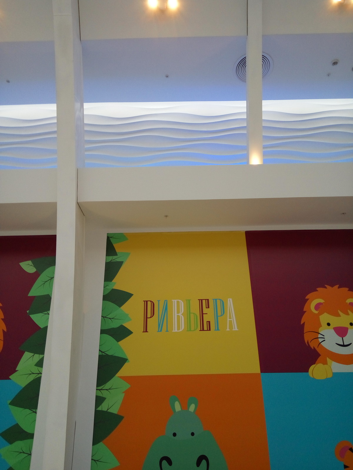 Обложка проекта: Отделка фриза панелями Duna horizontal в ТРЦ Ривьера