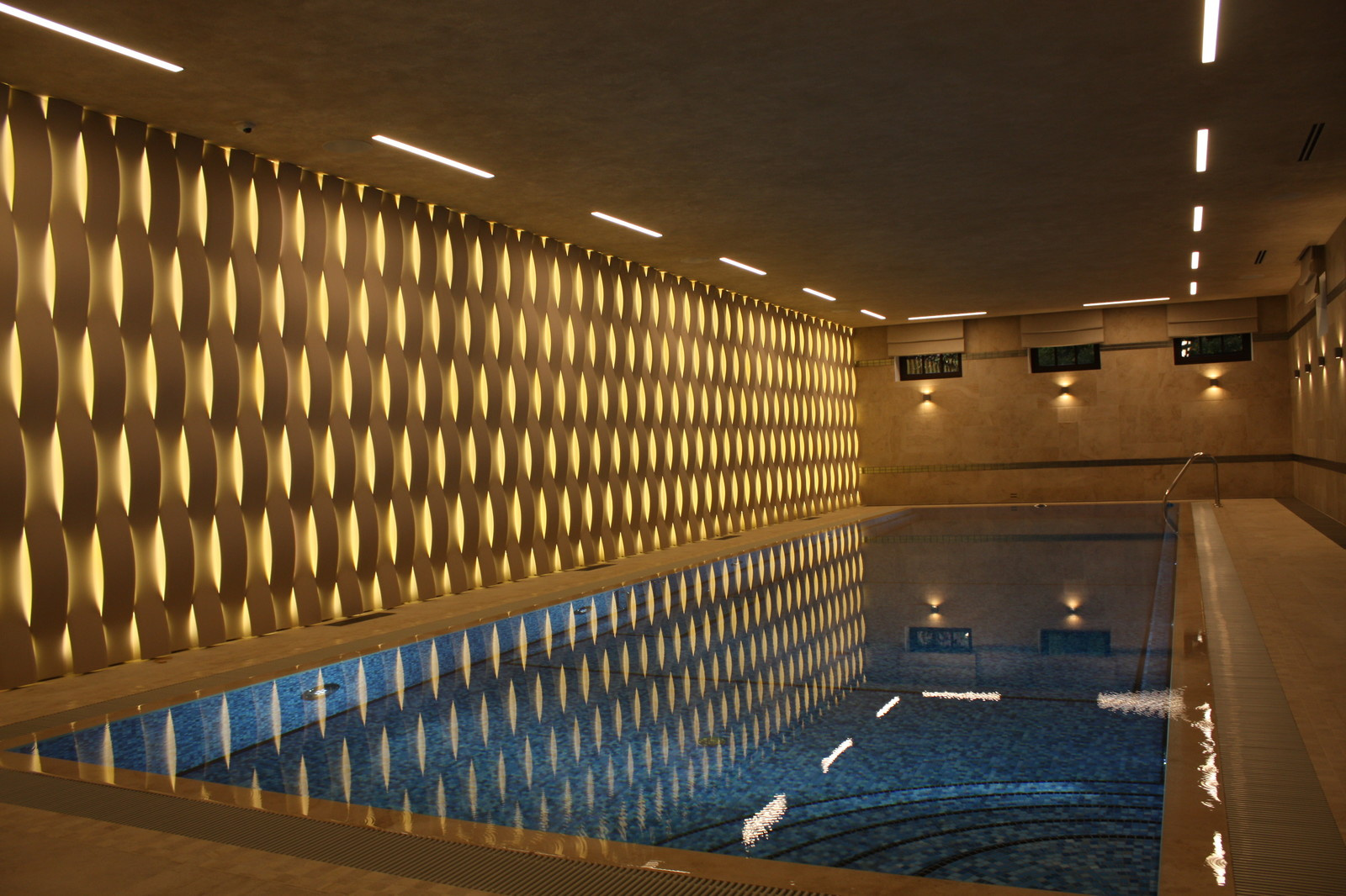 Несколько примеров использования световых панелей в интерьерах частных бассейнов