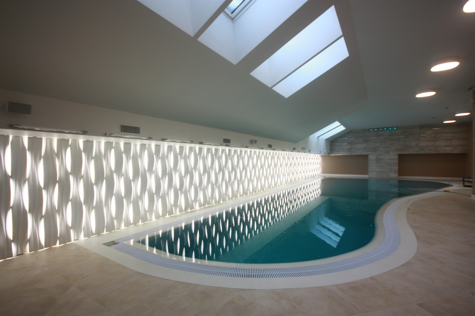 Несколько примеров использования световых панелей в интерьерах частных бассейнов