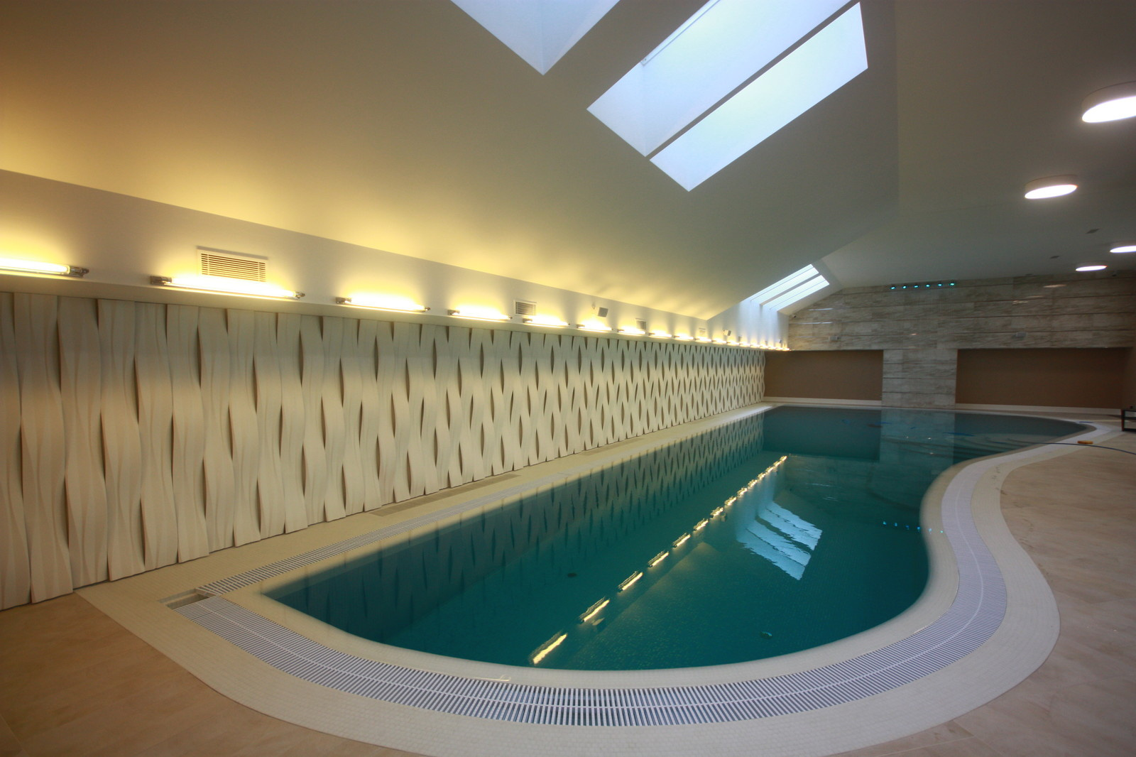 Обложка проекта: Несколько примеров использования световых панелей в интерьерах частных бассейнов