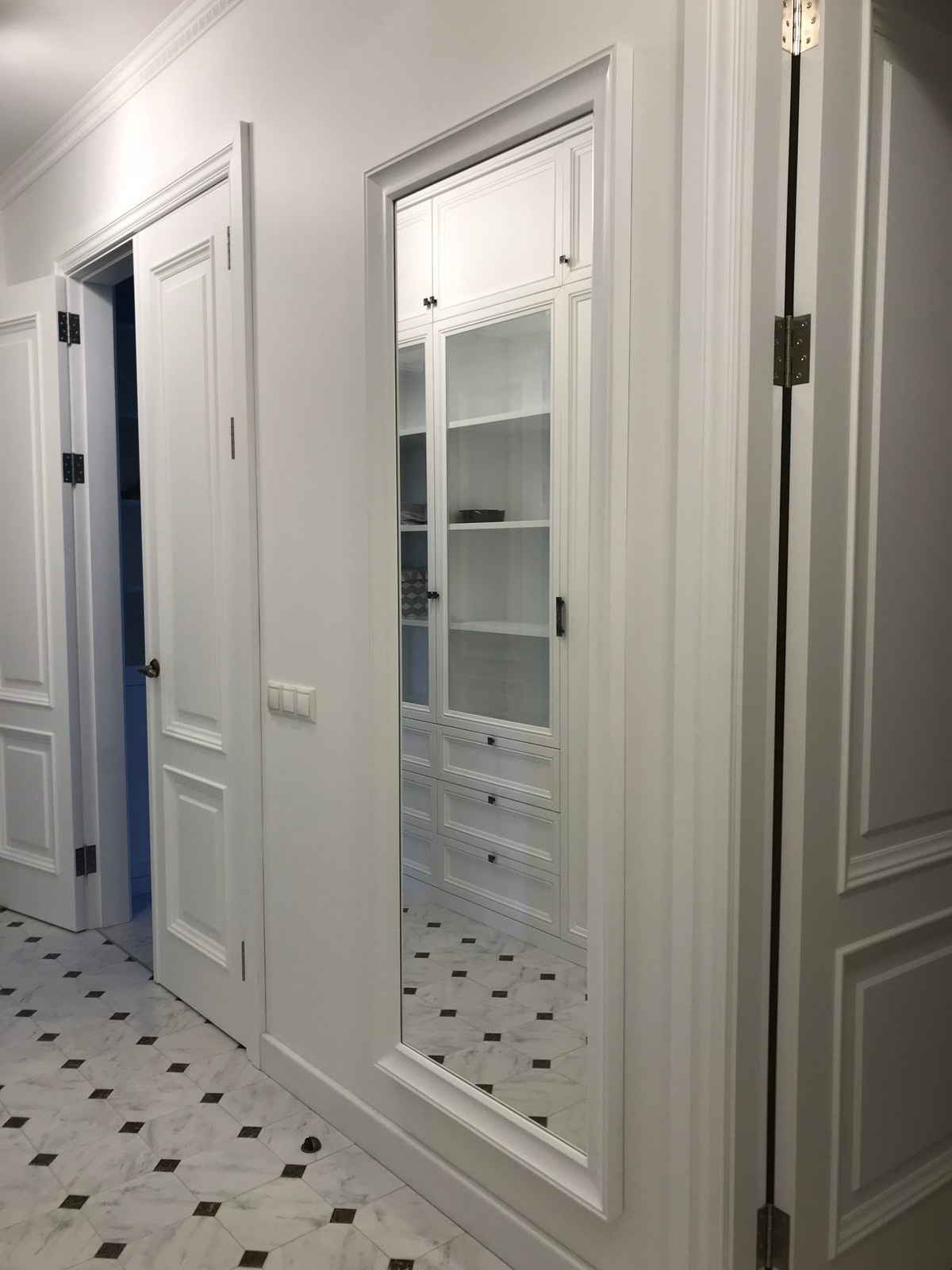 Зеркало настенное в белой раме