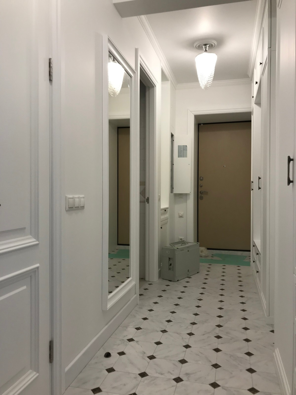 Зеркало настенное в белой раме