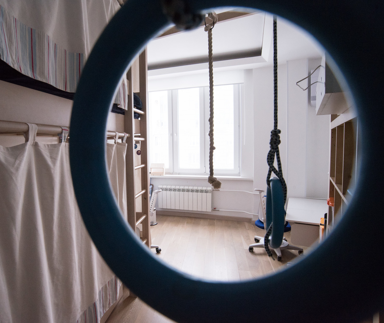 Перепланировка квартиры с радиальной фасадной стеной, авторская мозаика.