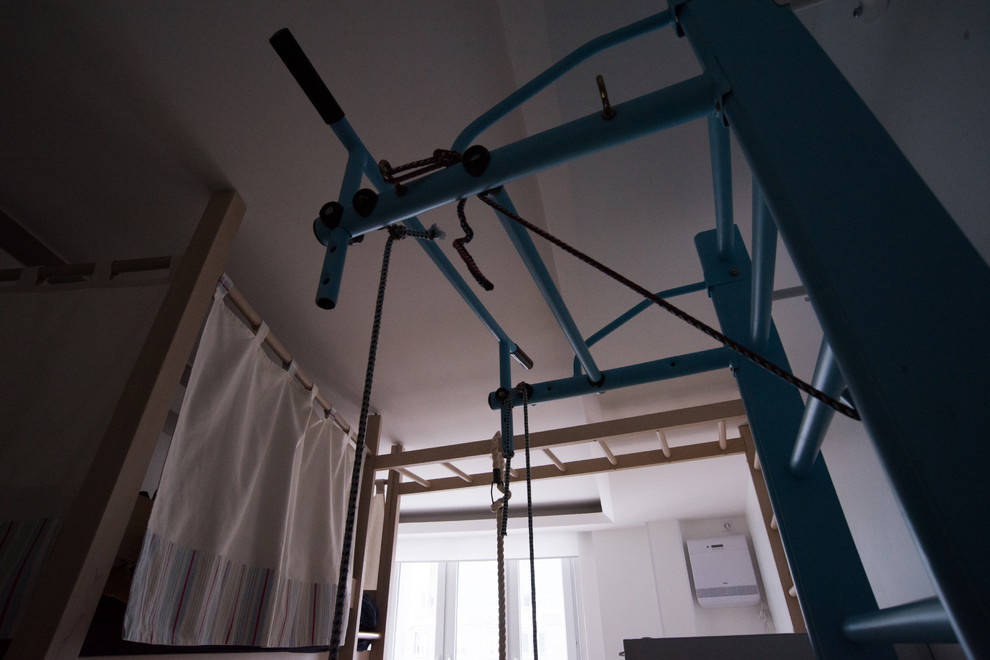 Перепланировка квартиры с радиальной фасадной стеной, авторская мозаика.