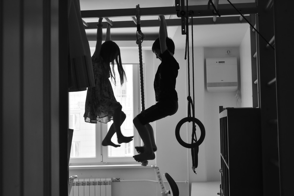 Перепланировка квартиры с радиальной фасадной стеной, авторская мозаика.