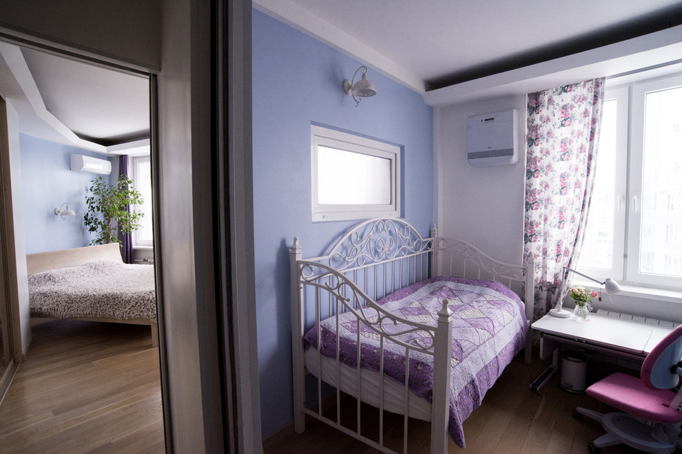 Перепланировка квартиры с радиальной фасадной стеной, авторская мозаика.