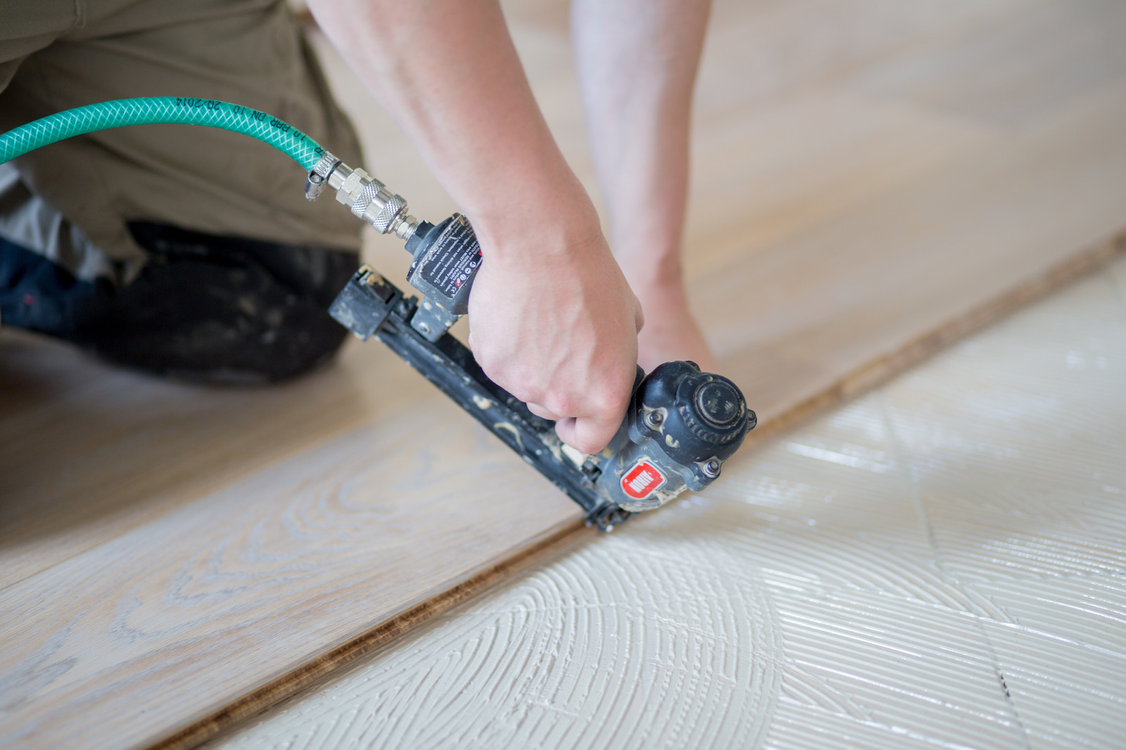 Укладка паркета на Композиторов, 12.