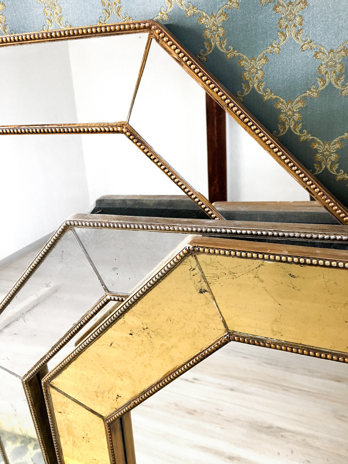 Настенное зеркало BountyHome