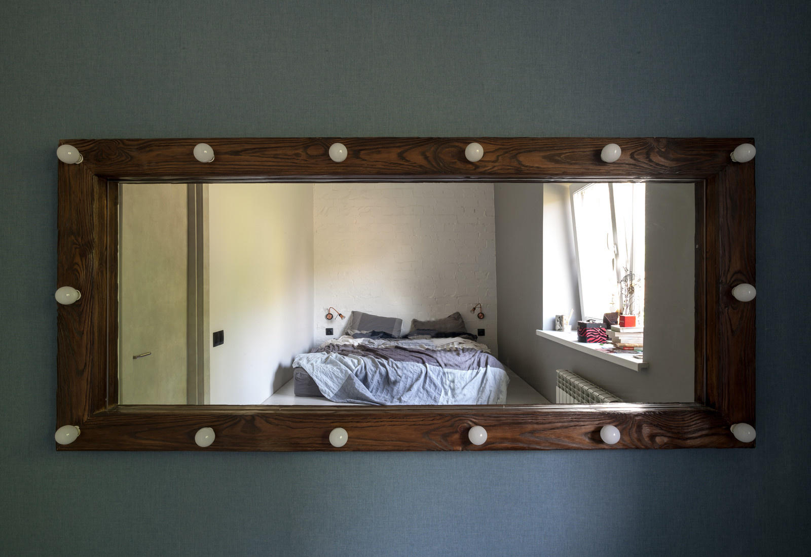 ДОМ С ЧЕТЫРЬМЯ ЛЕСТНИЦАМИ