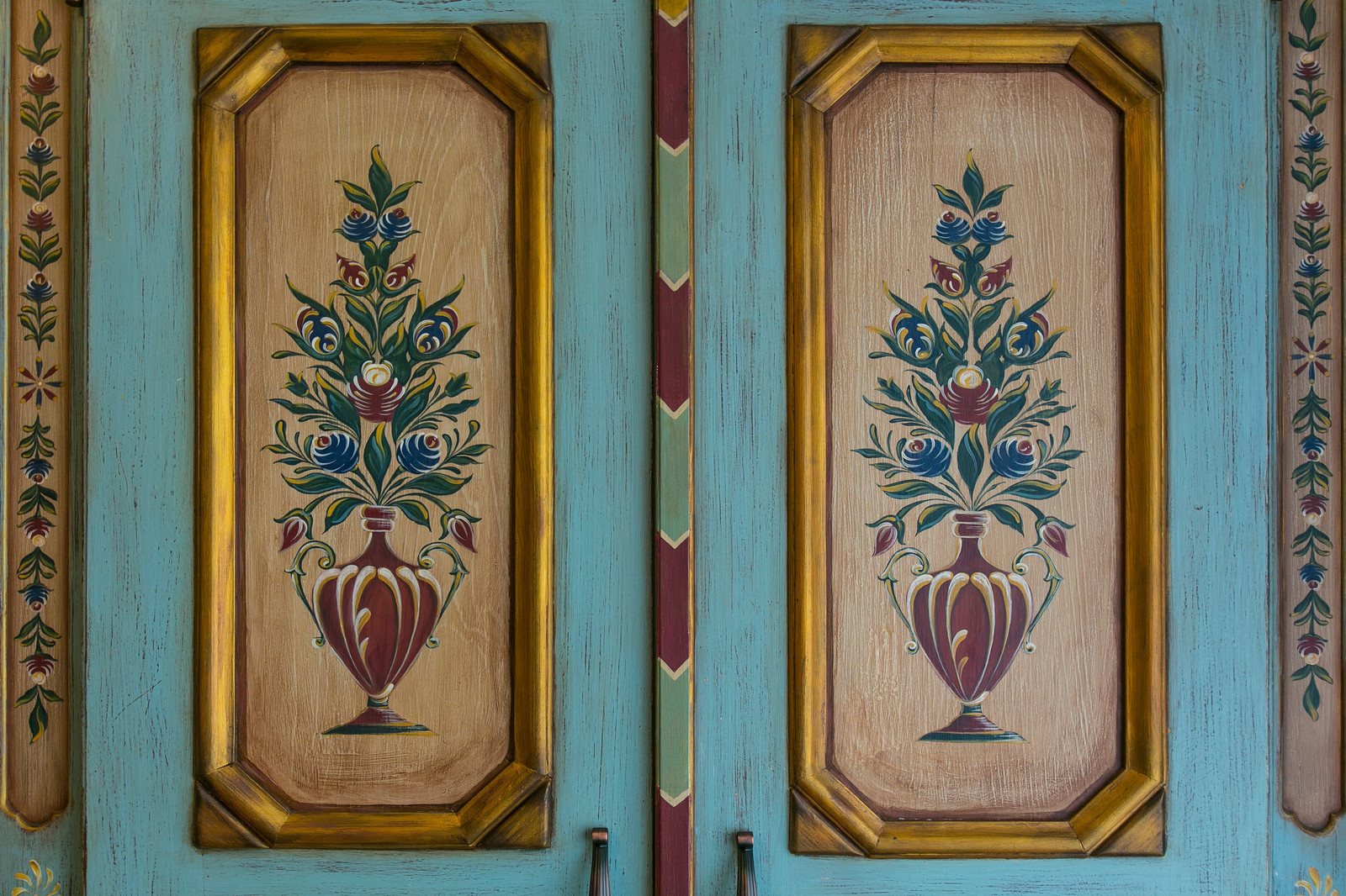 Роспись мебели в австрийском стиле