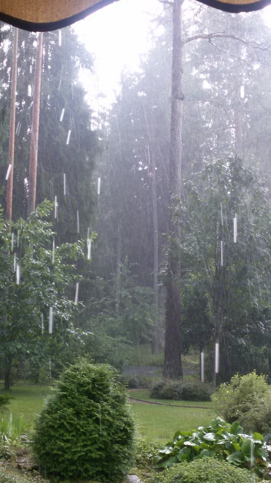 Вид с террасы сквозь пелену дождя