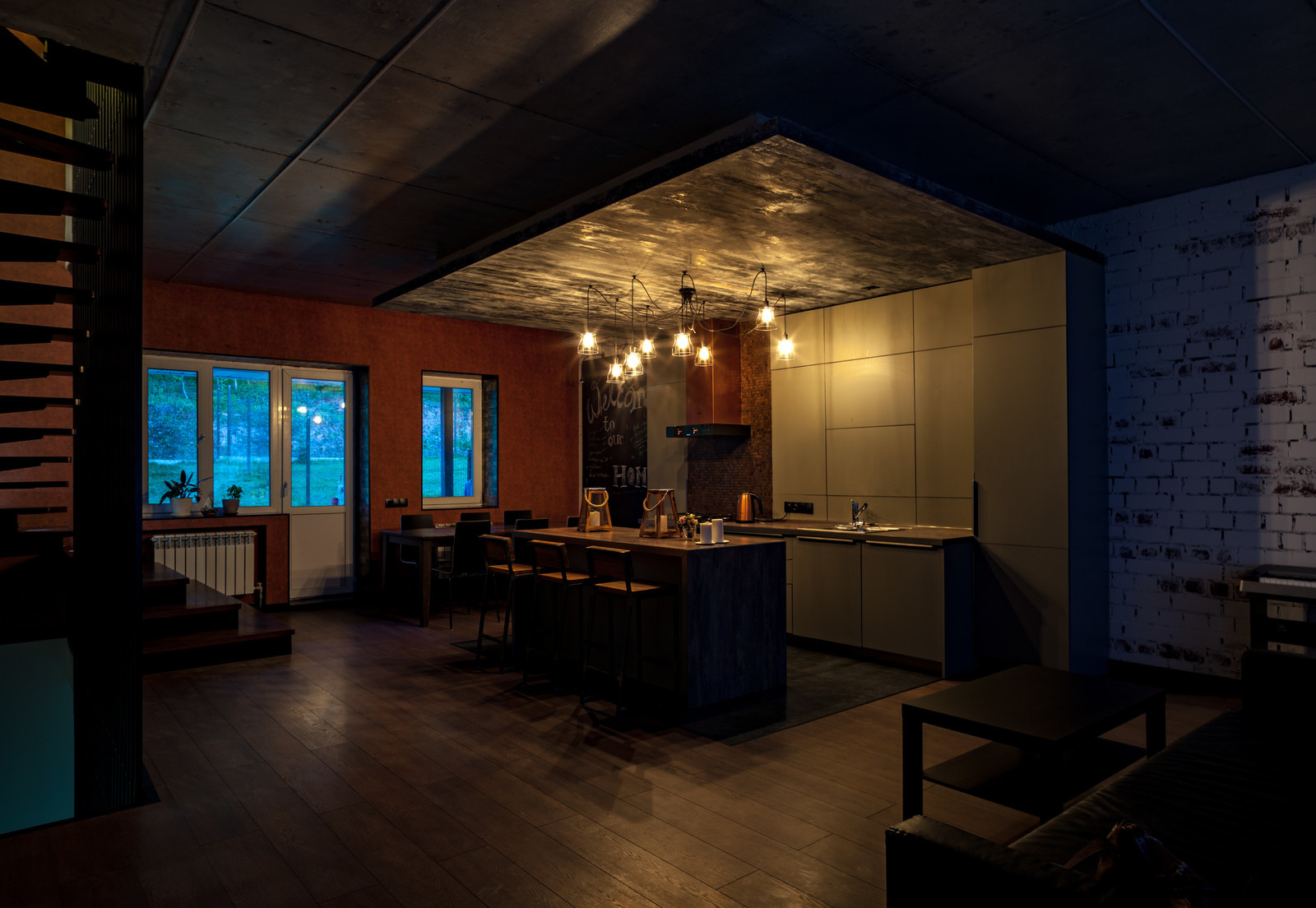 ДОМ С ЧЕТЫРЬМЯ ЛЕСТНИЦАМИ