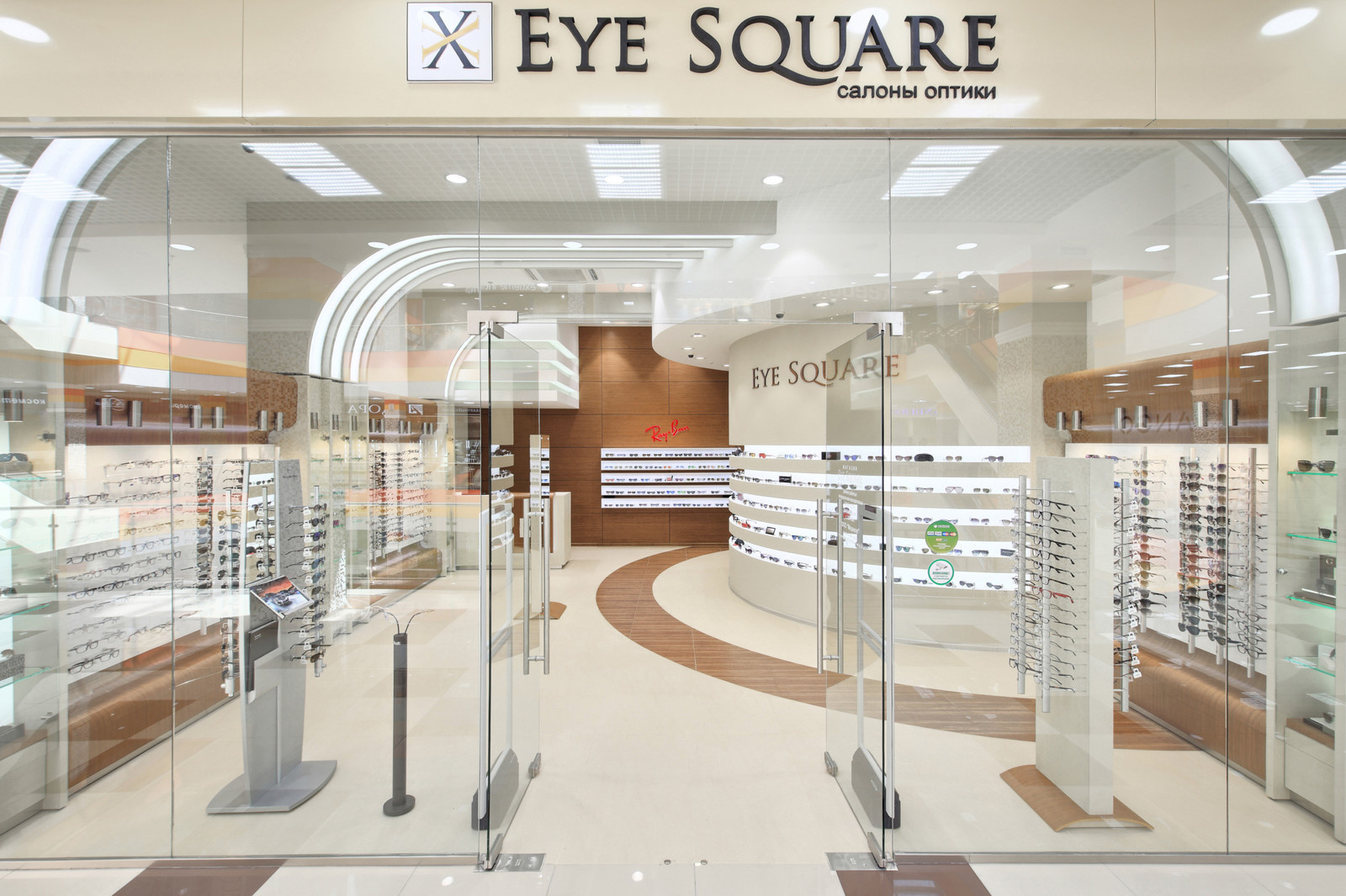 Интерьерная съемка для салона оптики EYE SQUARE.