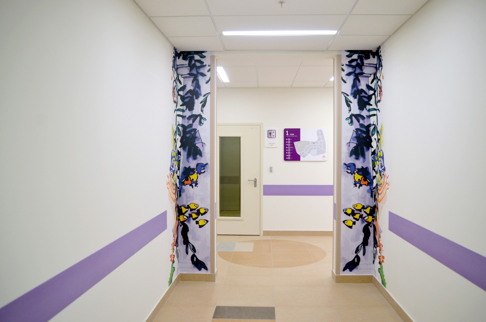 Оформление фрагментарными фотообоями коридора центра им. В.А. Алмазова