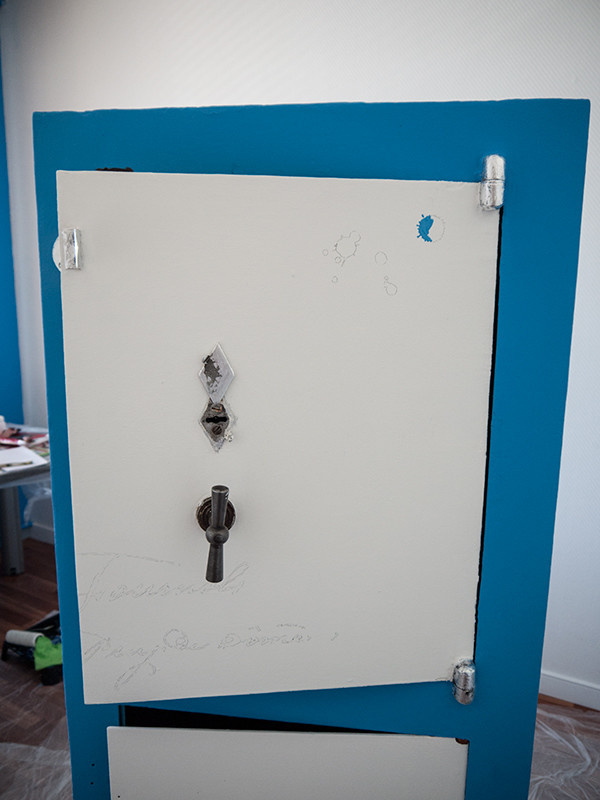 Сейф в процессе декорирования