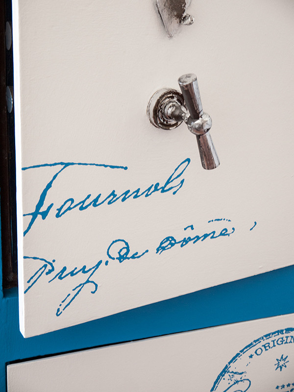 Детали, металлические ручки покрыты поталью