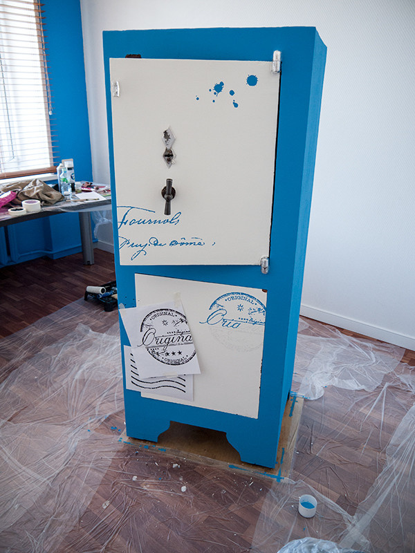 Сейф в процессе декорирования